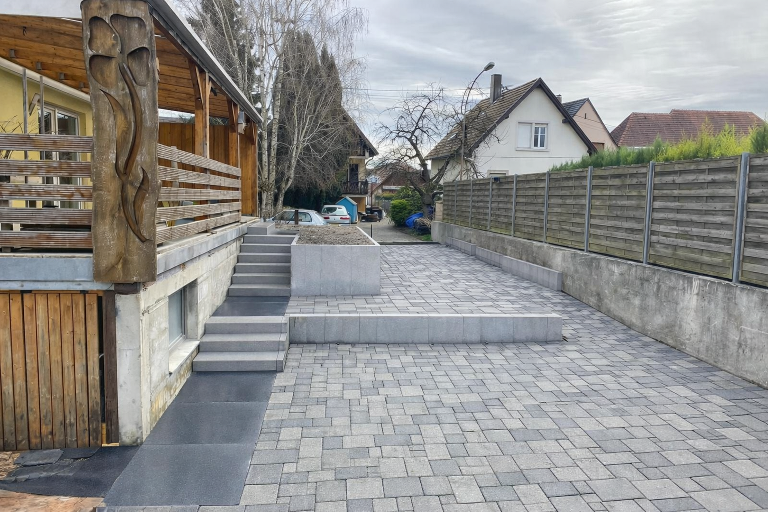 Avant/ après chantier MARI TP pavage et finitions, après terrassement et assainissement terrasse de maison particulier